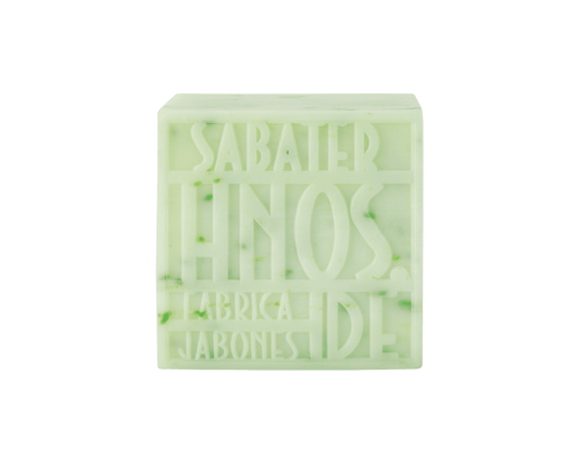 Jabón natural de hierba fresca 125 g con fragancia evocadora y verde, hecho a mano por Sabater Hnos. 