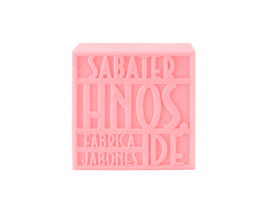 Jabón natural de rosa 125 g de notas florales y empolvadas, delicado y elegante, hecho a mano por Sabater Hnos.