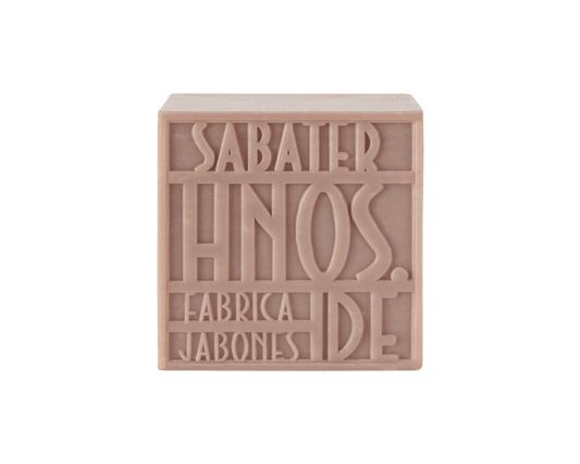 Jabón artesanal de sándalo 125 g con fragancia cálida y amaderada, fabricado por Sabater Hnos.