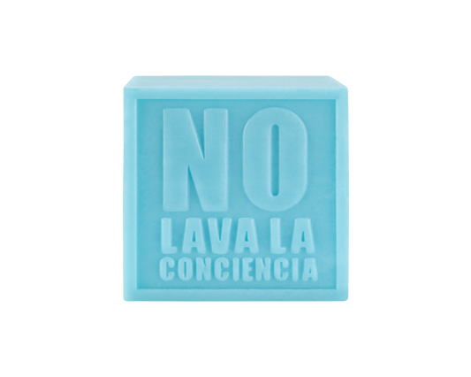 Jabón artesanal de magnolia de Sabater Hnos. con la frase «No lava la conciencia»